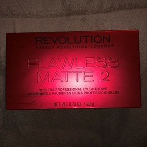 Makeup Revolution- Flawless Matte 2 Eyeshadow
